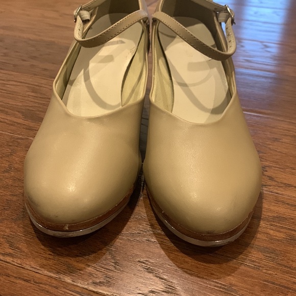 So Danca 3” character shoes with taps. Size W 10 1/2 L. - Picture 8 of 8